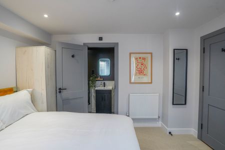 6 Bed Terraced House, Milton Road, SO15 - Photo 2