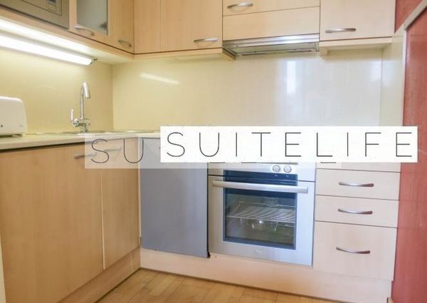 Monsieur Van Damme Lives Upstairs