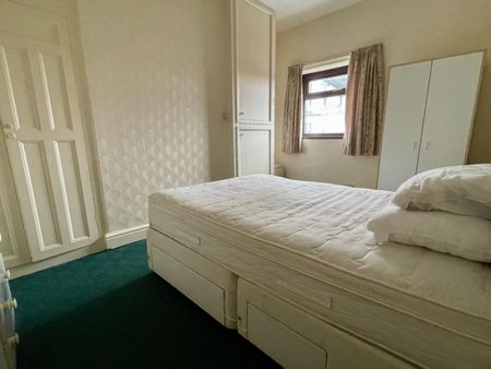 1 bedroom Flat To Let - Photo 2