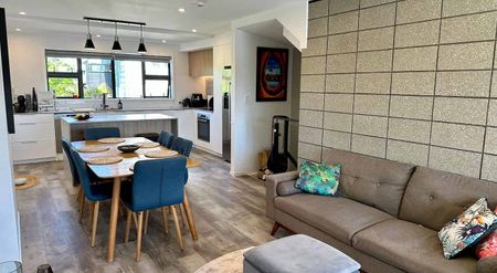 Near new townhouse in Western Springs avail now! - Photo 2