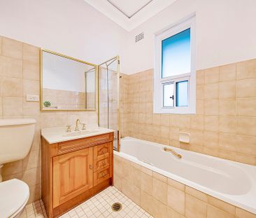 Beautiful Family Home ** Available Now ** - Photo 3