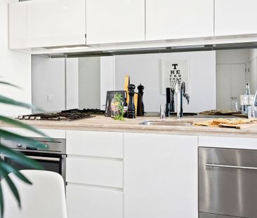 Sleek & Modern Apartment With Great Facilities - Photo 6