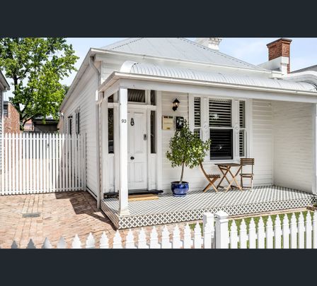2/4 Kooyong Close, Kennington, Vic 3550 - Photo 1