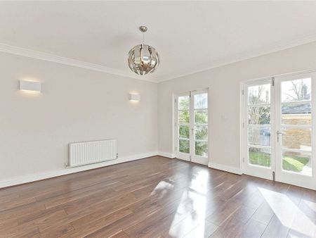 Town house set in a private gated development overlooking the river and 0.7 miles away from Hampton Court Station. - Photo 2