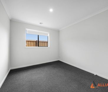 Modern Family Living in a Quiet Sunbury Location - Photo 6