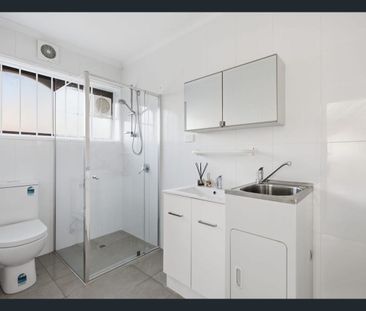 Stylish Ground Floor Living in a Prime Box Hill Location - Photo 3