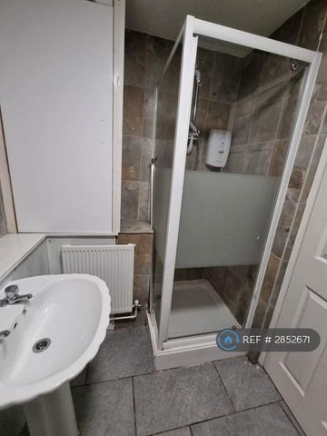3 bedroom flat to rent - Photo 3