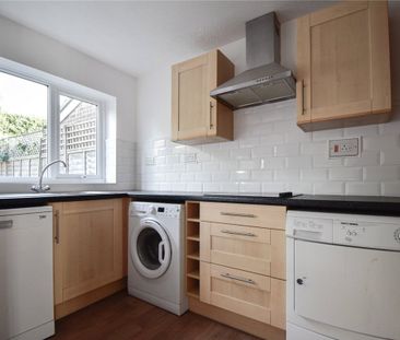 Well presented 3 bedroom mid-terrace house situated just to the sou... - Photo 5