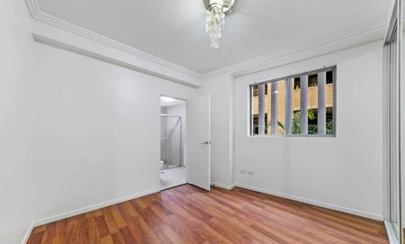 Sun-Filled Modern Two Bedroom Apartment 350 Meters From Train - Photo 3