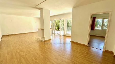 Acogedor chalet de solo una planta con salón grande y luminoso! Jardín privado, garaje, barbacoa. - Photo 4