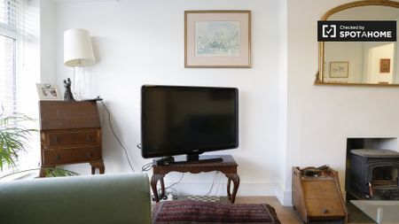 Room for rent in 2-bedroom house in Killiney, Dublin - Photo 3