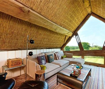 Fabulous Thatched Barn Conversion, beautifully modernised, with won... - Photo 2