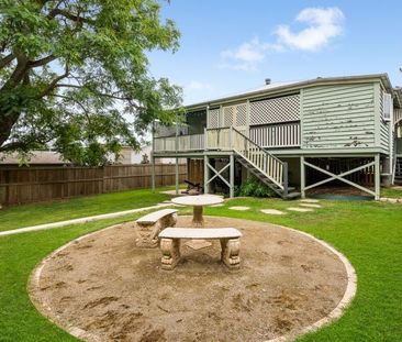 Renovated Queenslander in Great Location - Photo 4