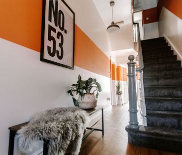 Designer Room | 5 Mins to MediaCity 💚 Room 7 - Double - Photo 5