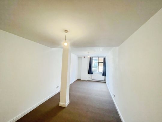 3 bedroom Flat To Let - Photo 1