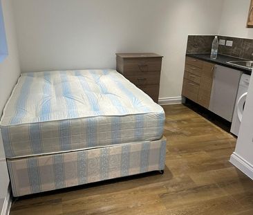 Studio Flat, Gainsborough Road, RM8 - Photo 3