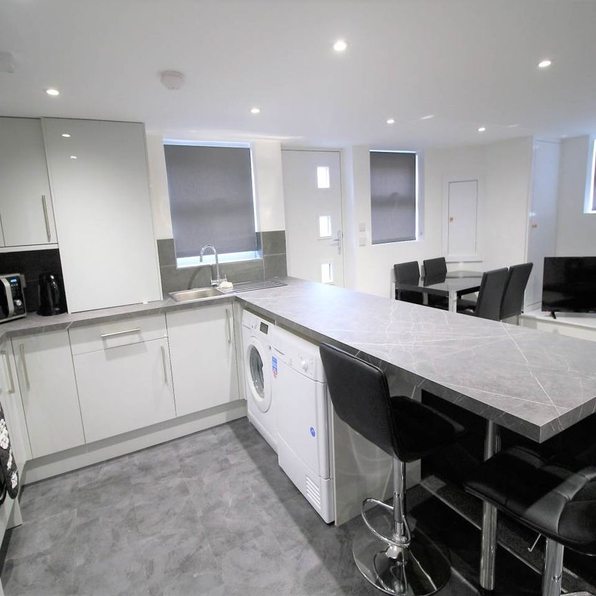 Kirkstall Lane (Room 1), Headingley, Leeds - Photo 1