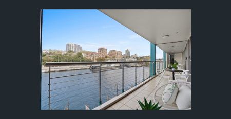 WATERFRONT LUXURY IN SYDNEY’S MOST ICONIC WHARF RESIDENCE - Photo 4