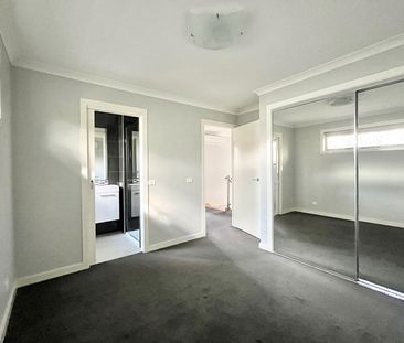 BRIGHT AND SPACIOUS TOWNHOUSE - Photo 1