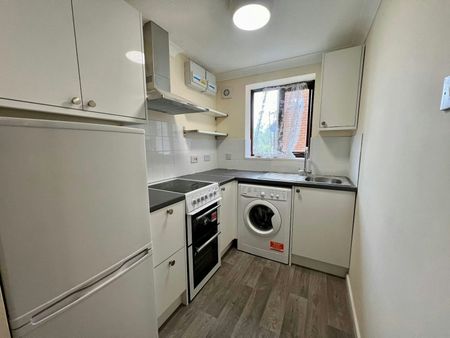 Ground floor maisonette to rent on - Photo 4