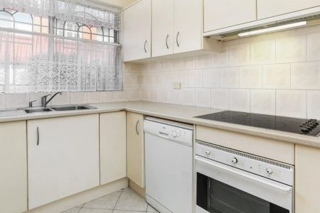 SPACIOUS PARKSIDE TOWNHOUSE - Photo 2