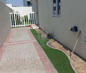 Singal Row | 3 Bed+ Maid Room| private Garden - Photo 5