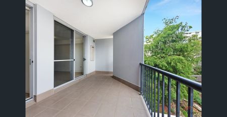 Bright and Modern Apartment in a Convenient Location - Photo 5