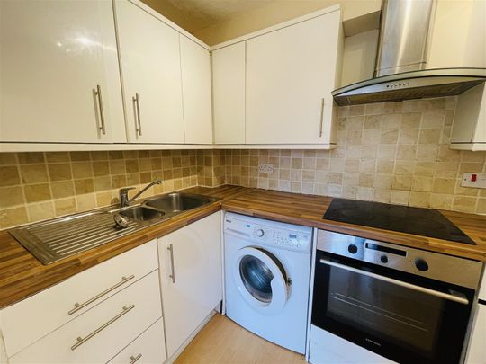 2 bed apartment to rent in Raven Close, Colindale, NW9 - Photo 1