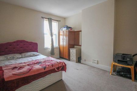 3 bedroom flat to rent - Photo 2