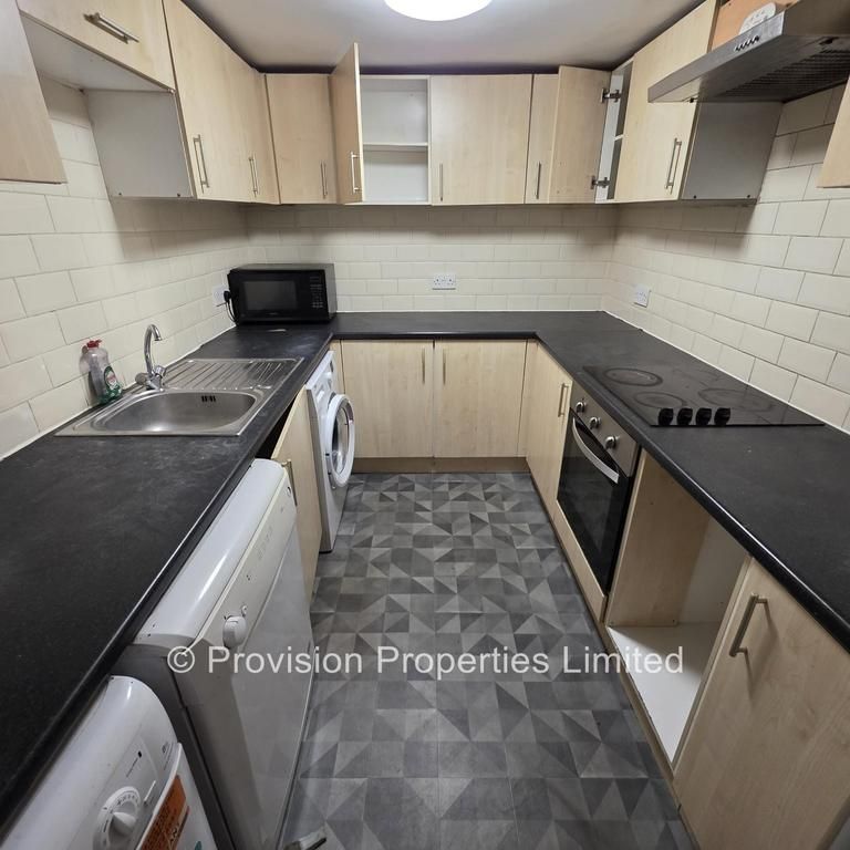 5 bedroom flat to rent - Photo 1
