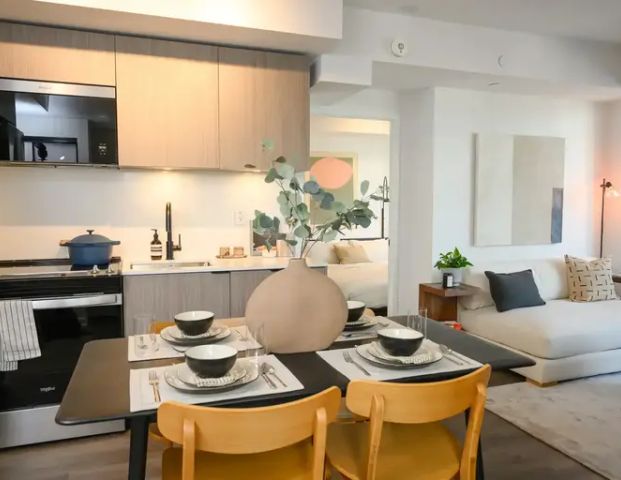 Story of Midtown Toronto | 73 Broadway Avenue, Toronto - Photo 1