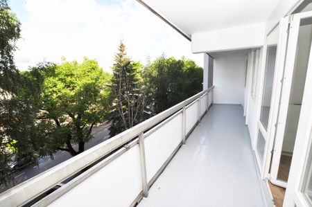 Rodenkirchen-Zentrum: Ruhige, modernisierte Zweizimmerwohnung mit großem Balkon und TG.-Stellplatz ! - Photo 3