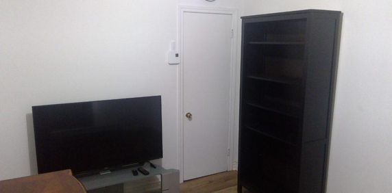 🏡 Magnifique 4½ rénové et meublé à louer – Montréal-Est, à deux pas du fleuve 📍 : 53A avenue Dubé, Montréal-Est (QC) H1B 4W8 💰 Loyer : 2 000 - Photo 2