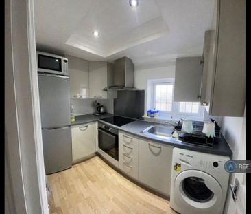 1 bedroom in a house share to rent - Photo 2