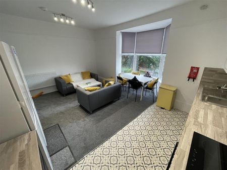 6 Bed Terraced House, Crookesmoor Road, S10 - Photo 2