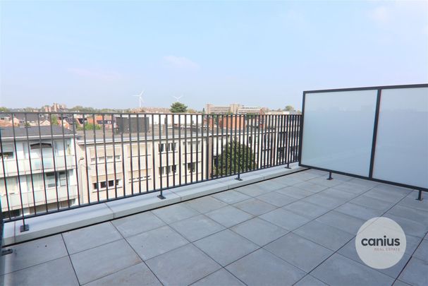 GESCHILDERDE PENTHOUSE IN HARTJE HASSELT MET 1 SLK + 2 TERRASSEN & PARKING - Photo 1