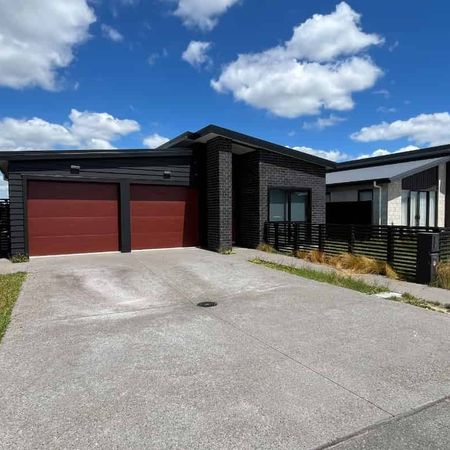 Practical 5 Bedroom Living - Photo 4