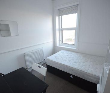 1 bedroom in a flat share to rent - Photo 2