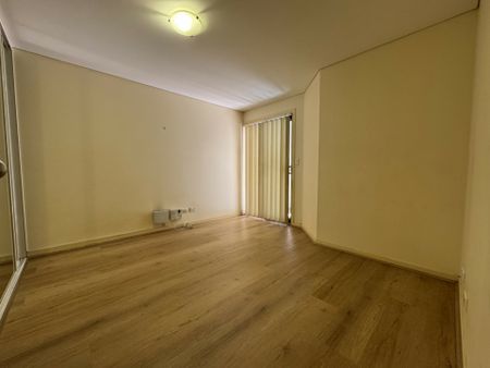 GROUND FLOOR UNIT! 2 minute walk to Shops & Station - Photo 2