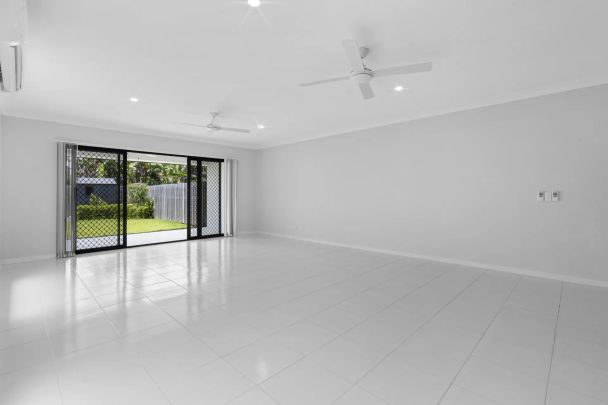 Modern living townhouse with close proximity to schools and public transport - Photo 1