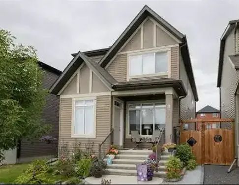 A beautiful modern home, with delightful decor and a fantastic floorplan | Calgary - Photo 1