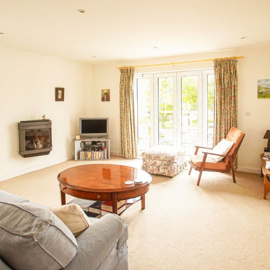 Elegant canalside townhouse in a private gated setting, offering refined living moments from Chichester city centre - Photo 1