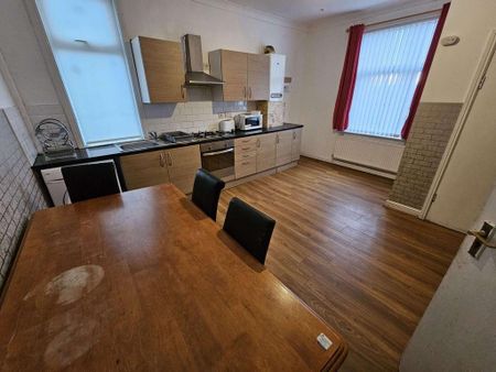 3 bedroom apartment to rent - Photo 3
