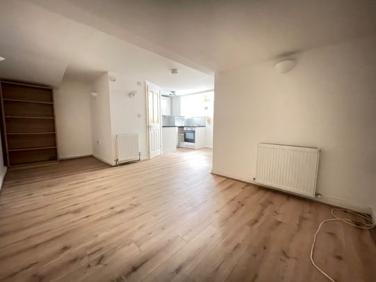 Colney Hatch Lane, London - Photo 1