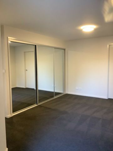 Large courtyard! - Photo 2