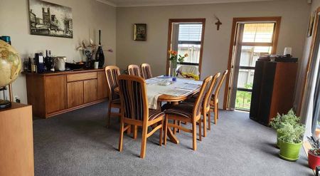 Spacious 4BR Home in Flat Bush - Photo 4