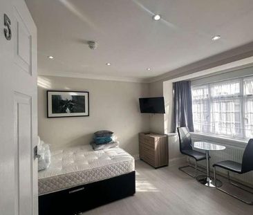 New North Road Ilford, IG6 - Photo 2