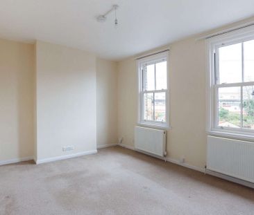 One bedroom unfurnished first floor flat with appliances, convenien... - Photo 5