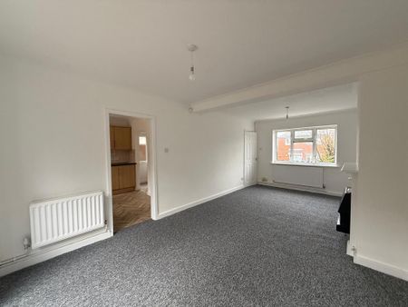 3 bedroom semi-detached house to rent - Photo 2