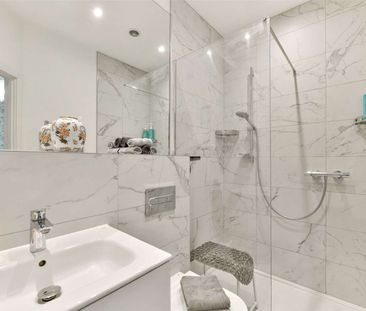 A furnished and high specification detached house in a small gated ... - Photo 6